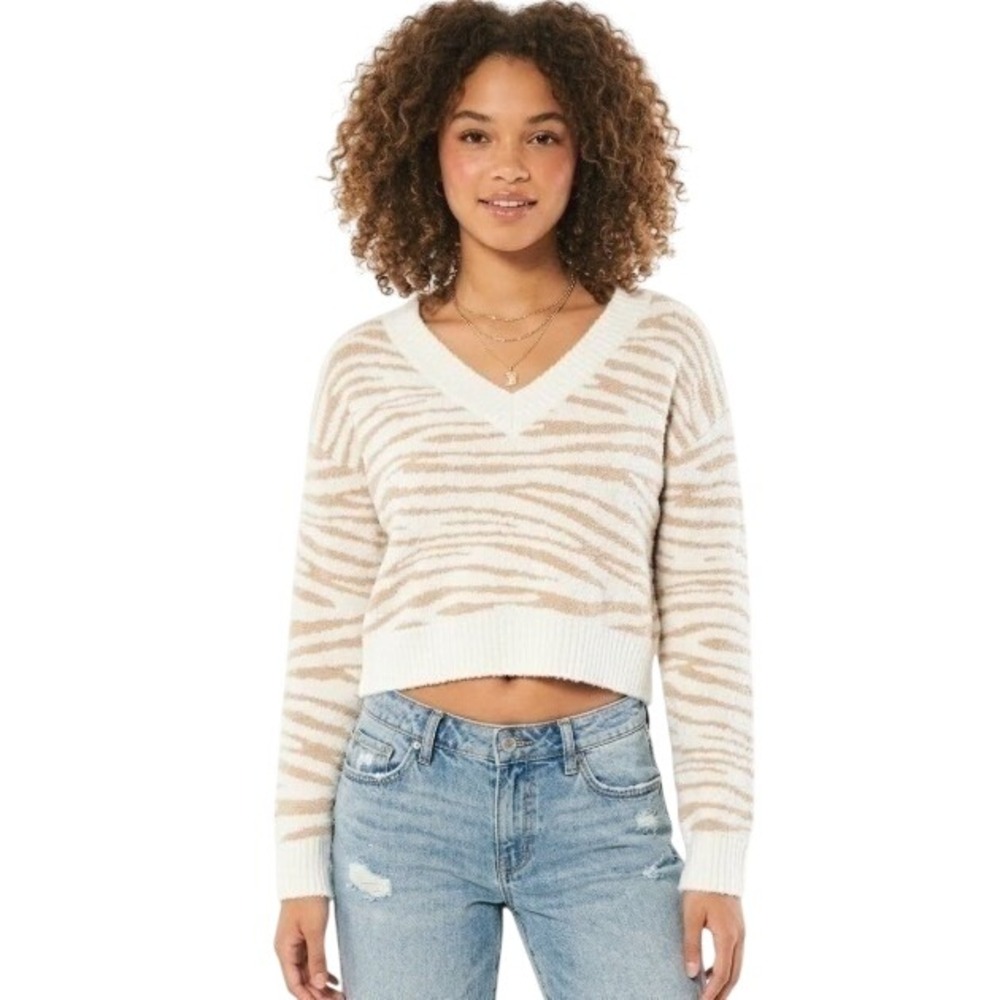 Le Lis Collection | Zebra Print Cropped V-Neck Sweater Cream Tan | Medium